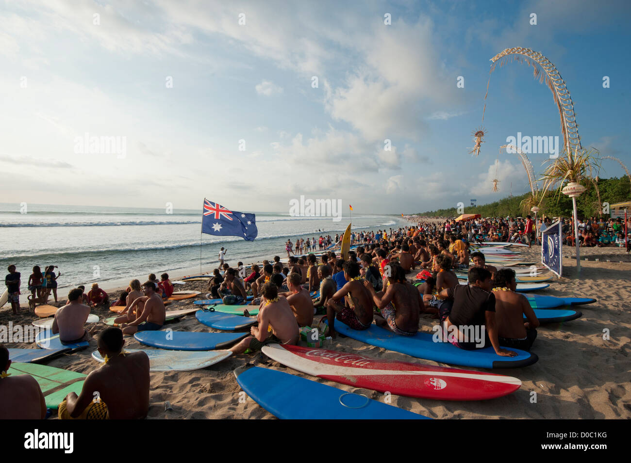 Autre nationalité surfers , pendant un service commémoratif pour marquer le 10e anniversaire de l'attaque terroriste à Bali . Banque D'Images