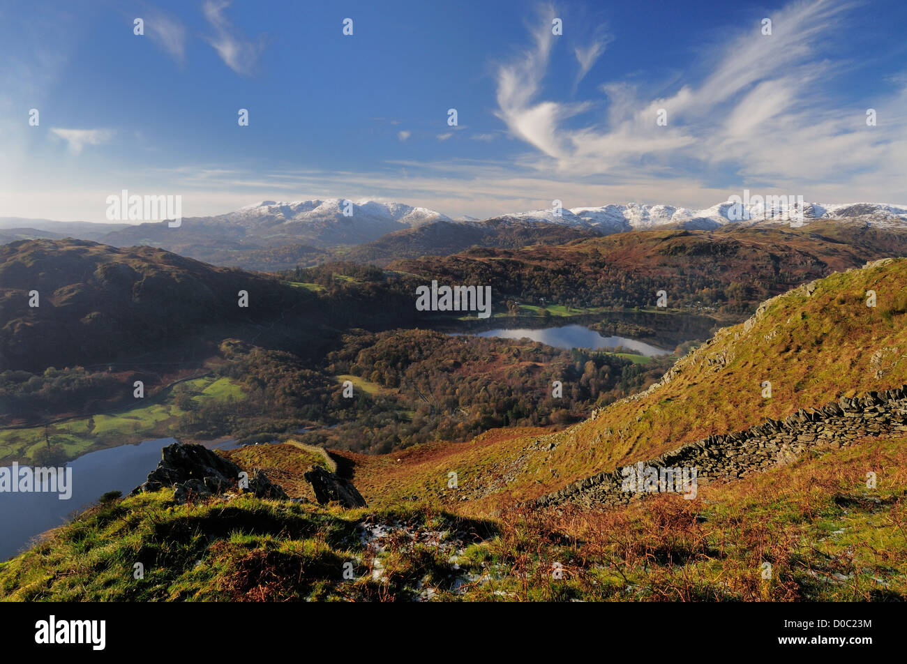 Vue du Nab sur cicatrice Rydal Water et Grasmere vers Coniston Fells et couverts de neige dans le Langdale Lake District Banque D'Images