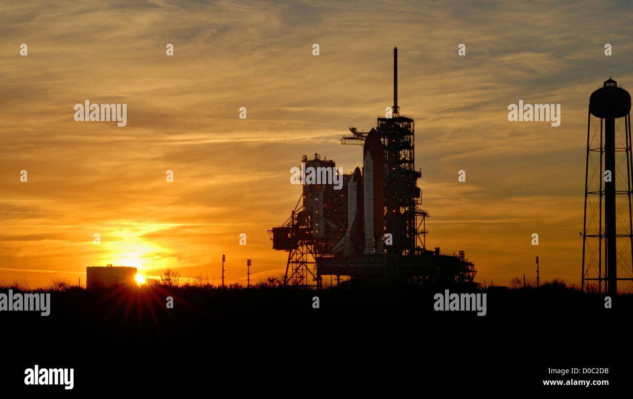 Le soleil se couche derrière l'Atlantide, prêt pour la mission STS-122, sur 39A après un gommage de lancement en décembre 2007. Banque D'Images