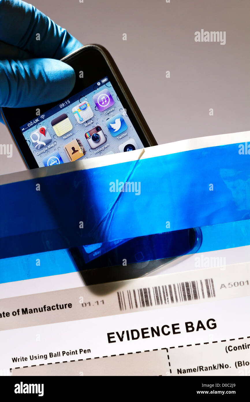La main gantée de latex placer l'iPhone 3GS en preuve un sac. Banque D'Images