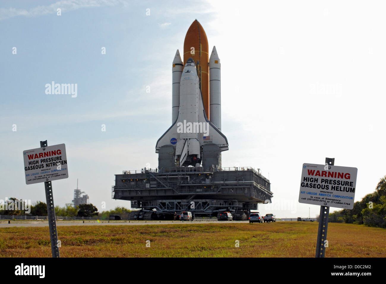 La navette spatiale Atlantis rolls out à 39A en préparation du lancement de STS-117. Banque D'Images