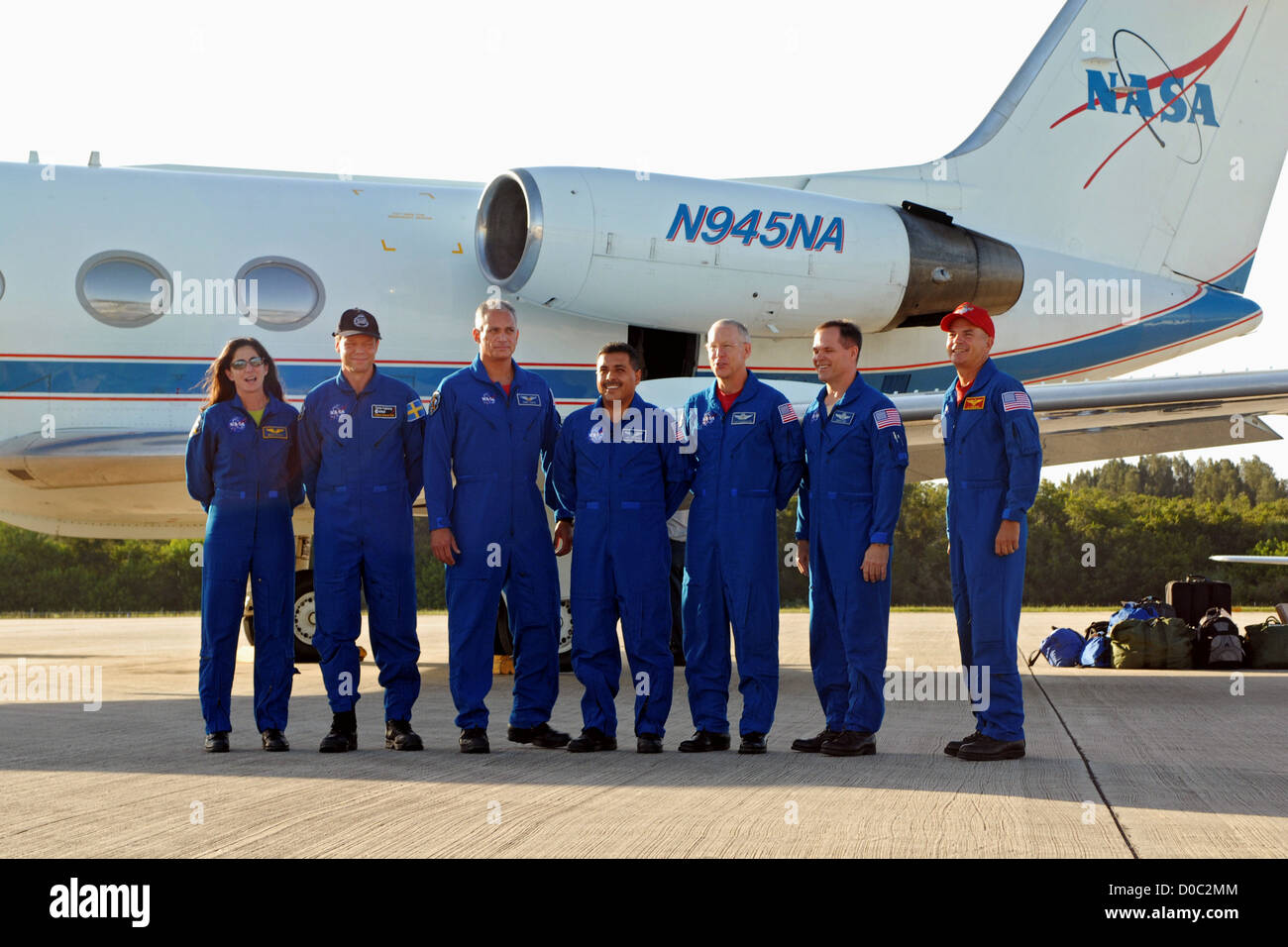 L'équipage STS-128 Discovery arrive au Kennedy Space Center lancement. L-R les spécialistes de mission Nicole Stott, Christer Fuglesang Danny Banque D'Images