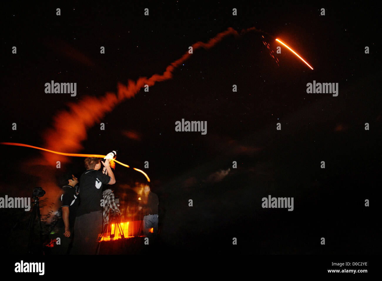 Dans ce time-lapse montrant lancer ciel nocturne six propulseurs éclairé peut être vu être larguée fusée Delta II Banque D'Images