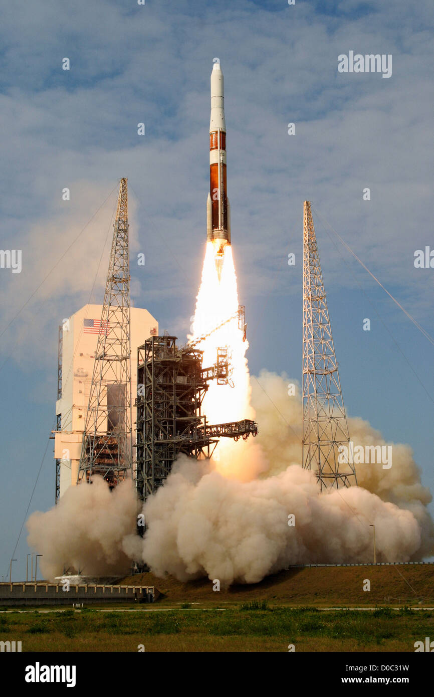 Une fusée Delta IV lance le va-N (satellite géostationnaire opérationnel d'étude de l'environnement) des satellites météorologiques, pour la NASA et la NOAA. Banque D'Images