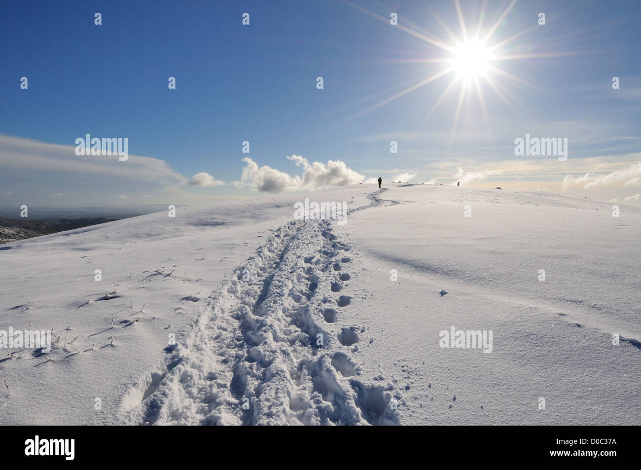 Sentier dans la neige sur la montagne d'hiver Grands Rigg, marcher dans le Lake District Banque D'Images