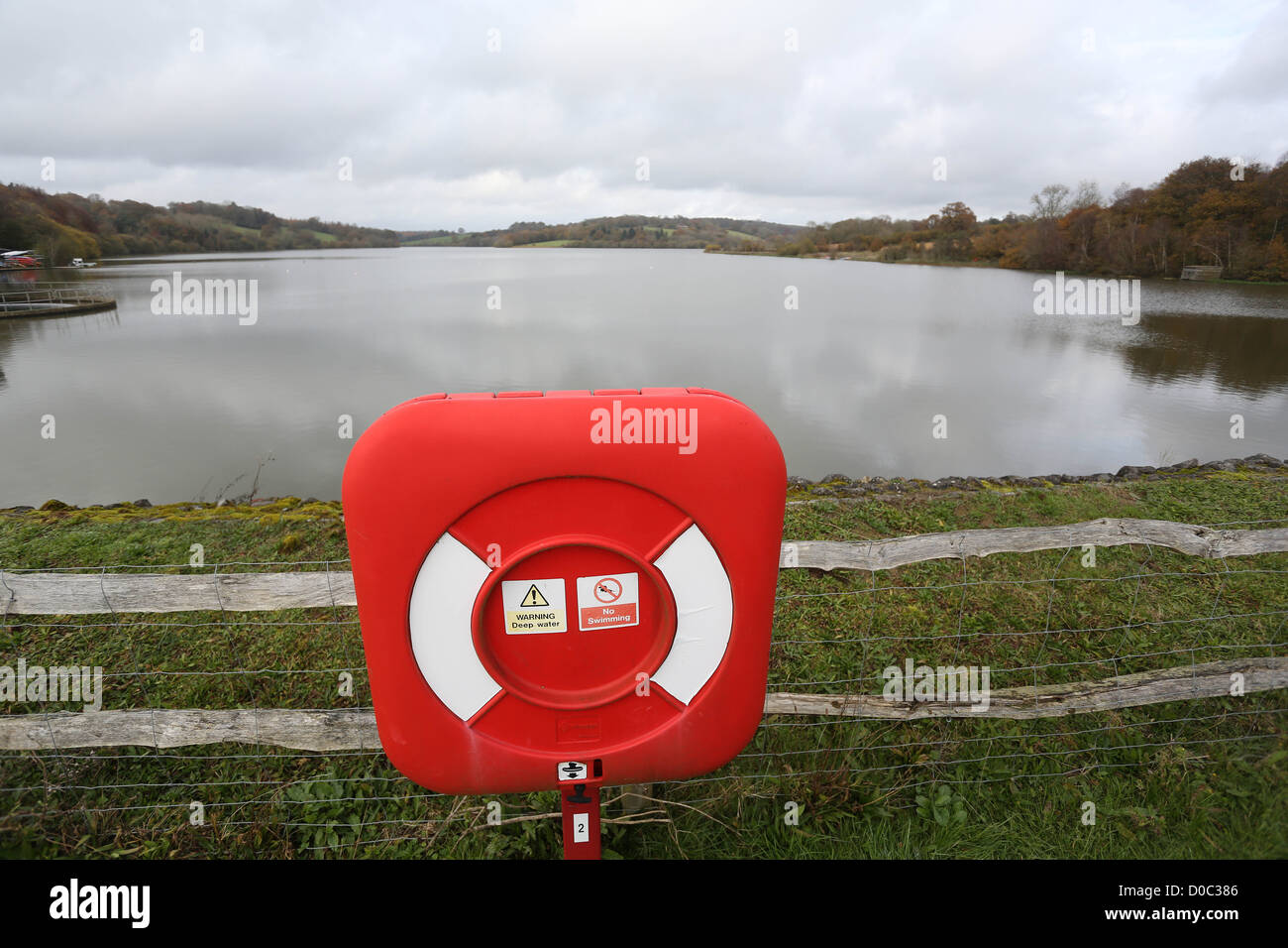 Les eaux du sud-est du réservoir d'Arlington dans West Sussex maintenant 100 % plein après des années précédentes, la pénurie d'eau. Banque D'Images