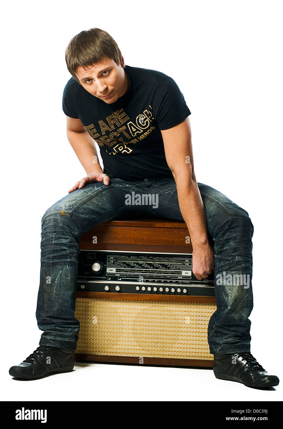 Jeune homme le son du disque de musique ancienne radiola radio dj Banque D'Images