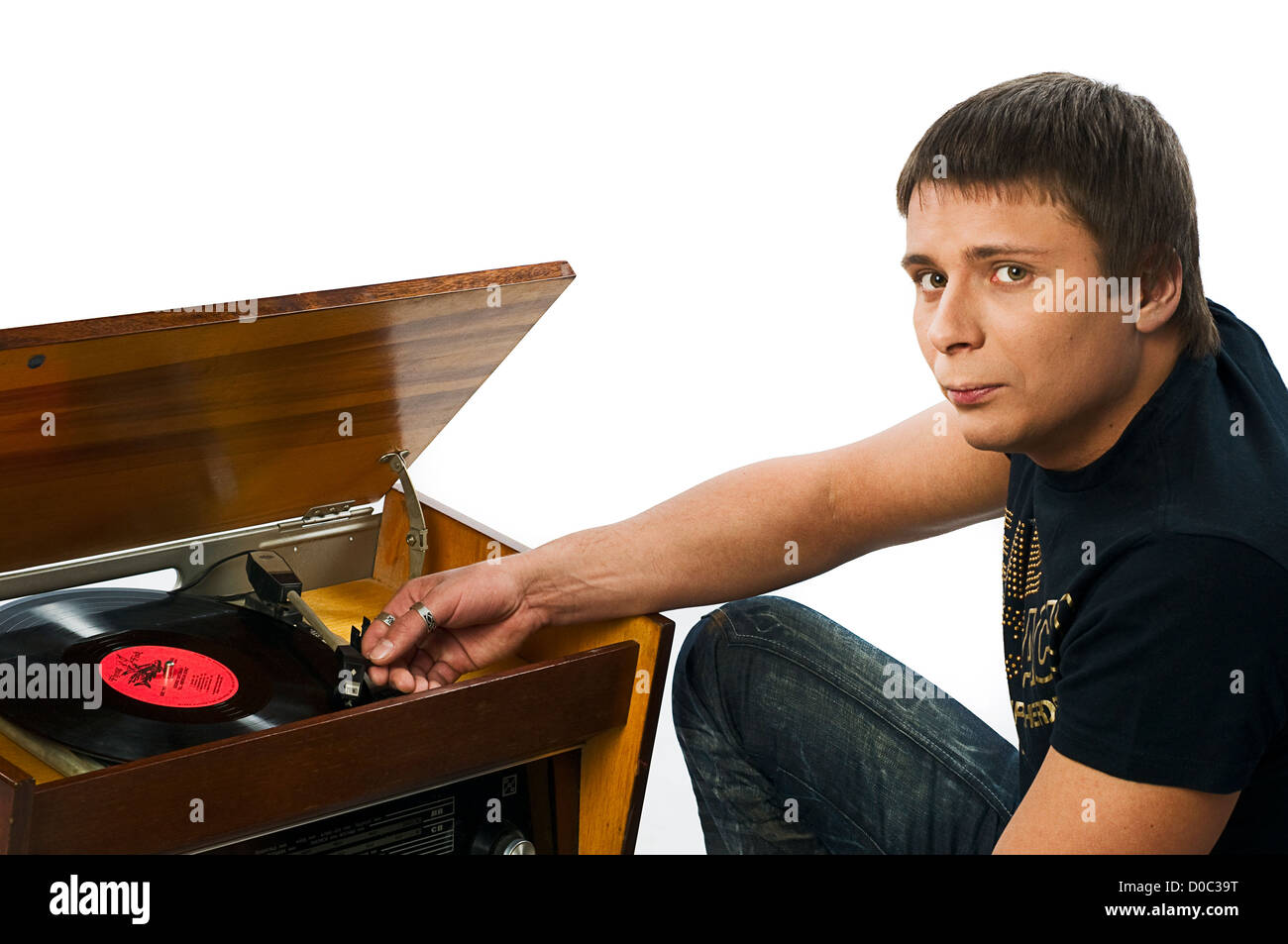 Jeune homme le son du disque de musique ancienne radiola radio dj Banque D'Images