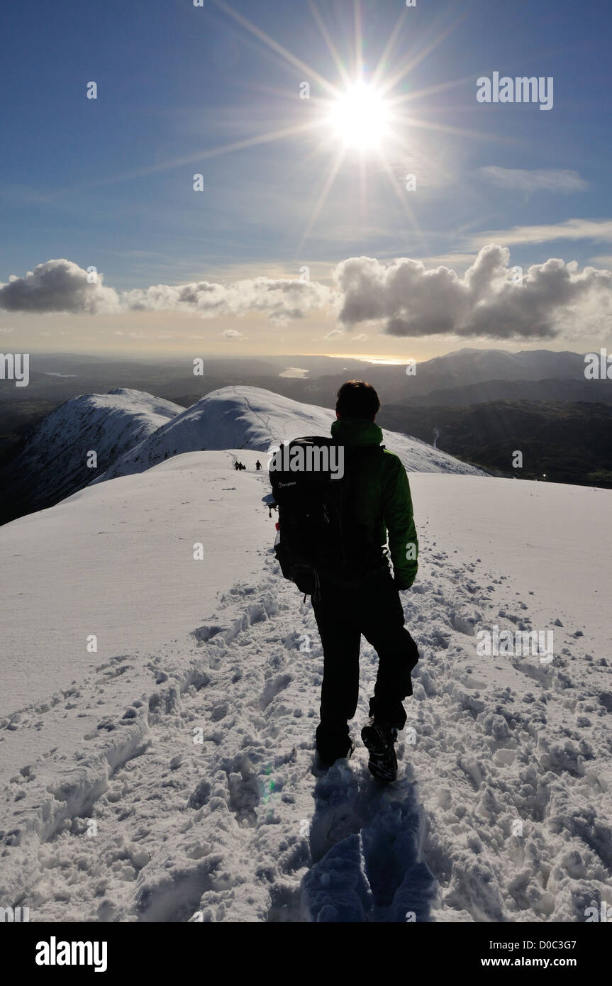 Walker en ordre décroissant Fairfield vers Grand Rigg en hiver dans le Lake District Banque D'Images