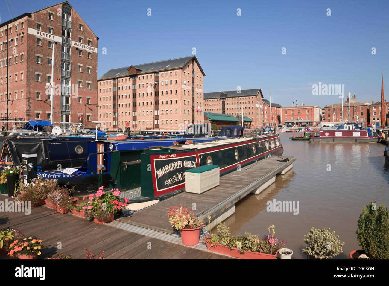 Victoria Dock régénérées avec narrowboats anciens entrepôts et quais de Gloucester, Gloucestershire, Angleterre, Royaume-Uni, Angleterre Banque D'Images