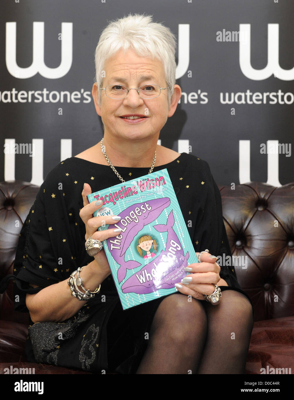 Jacqueline Wilson à un livre signature pour "Le chant des baleines plus longue' à Waterstone's Kensington, Londres, Angleterre Banque D'Images