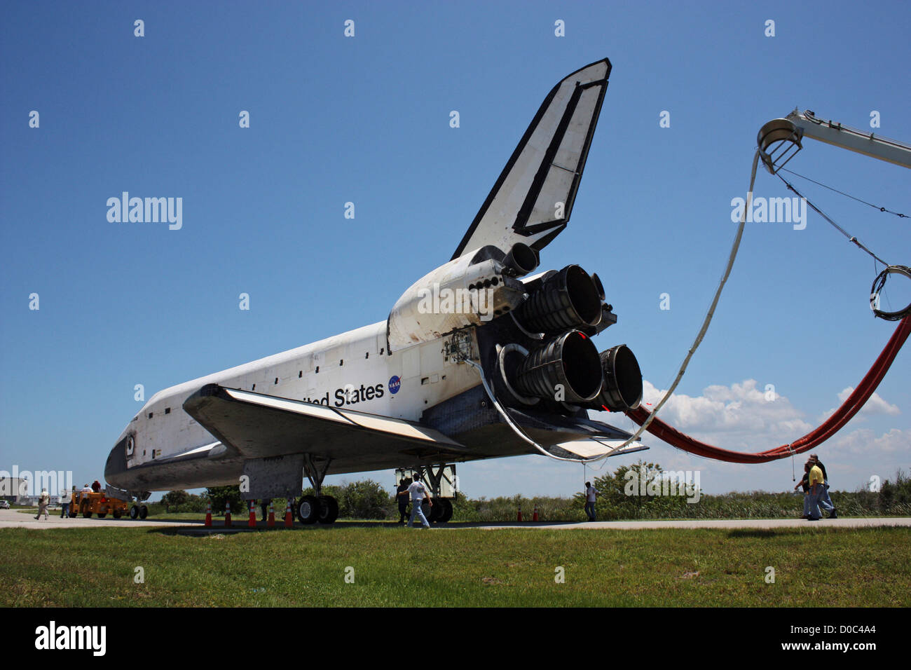 Atlantis est remorqué à l'atterrissage après STS-132 a pris fin, le 26 mai 2010. Banque D'Images