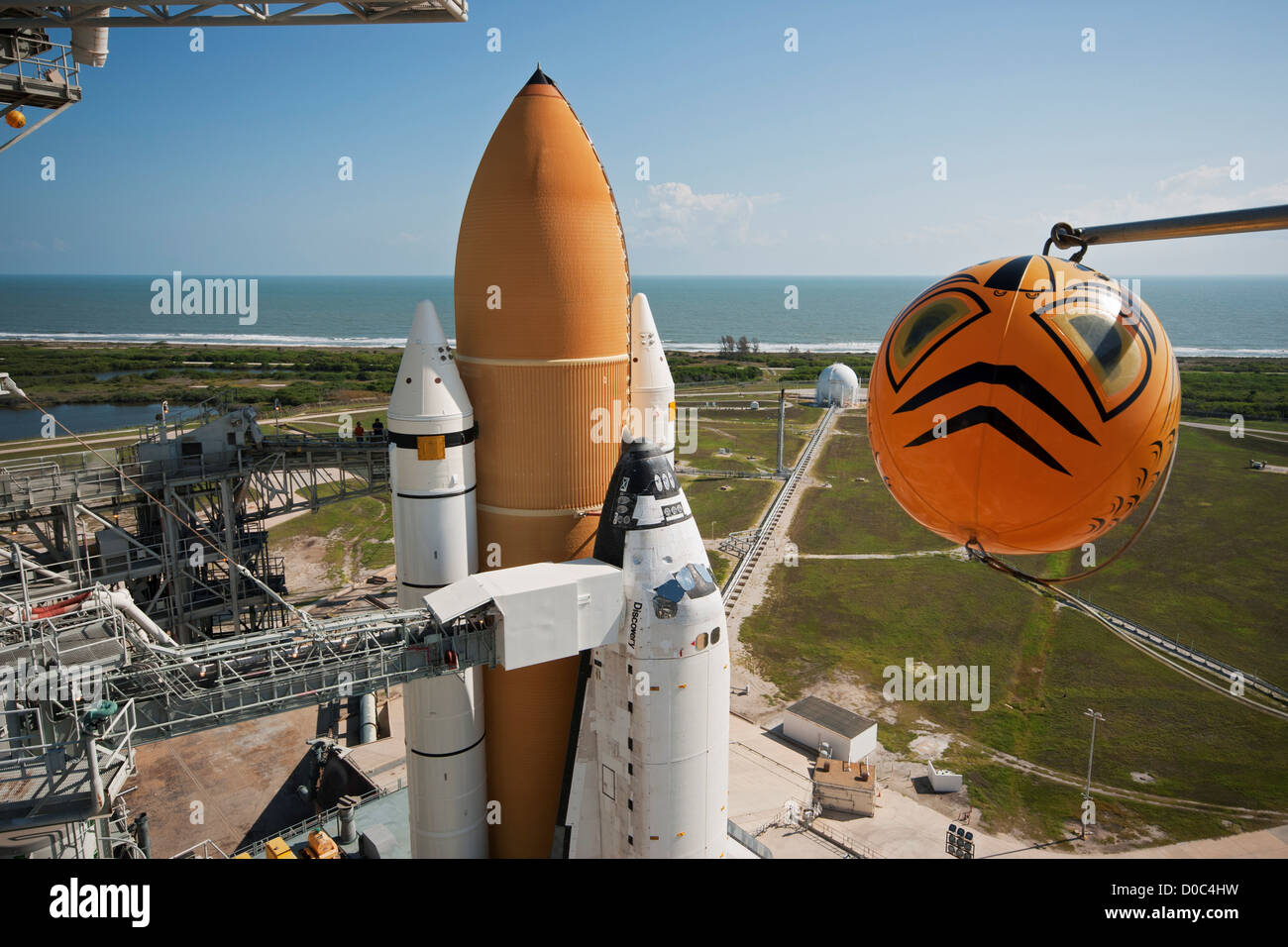 La navette Discovery est sur le point de lancer sur sa dernière mission, STS-133, après mise en place vers 39A, le 21 septembre 2010. Banque D'Images
