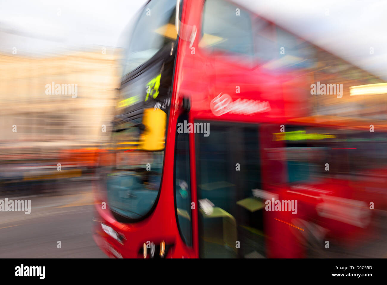 London bus rouge, avec le mouvement. Oxford Street, London, England, UK Banque D'Images
