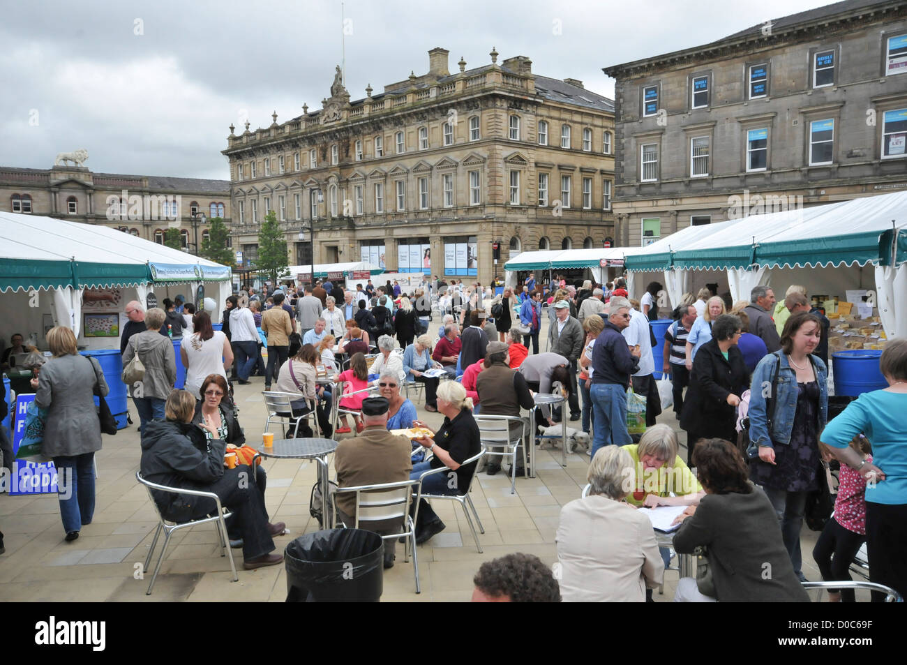 Alimentation et boisson, Huddersfield Festival, St George's Square. Les foules. Les clients Banque D'Images