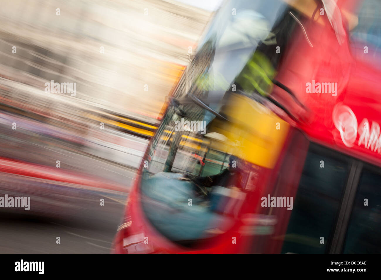 London bus rouge, avec le mouvement. Oxford Street, London, England, UK Banque D'Images