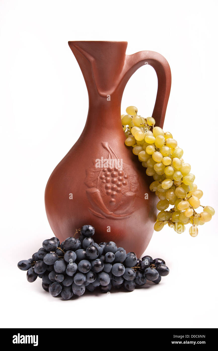 Pot en argile traditionnel pour le vin avec grappe de raisins Banque D'Images