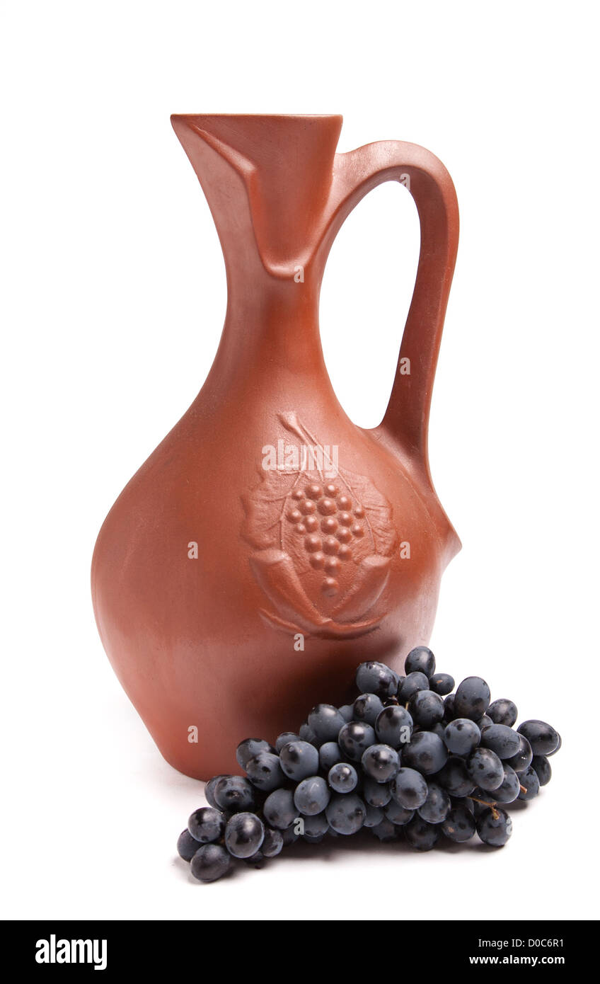 Pot en argile traditionnel pour le vin avec grappe de raisins Banque D'Images