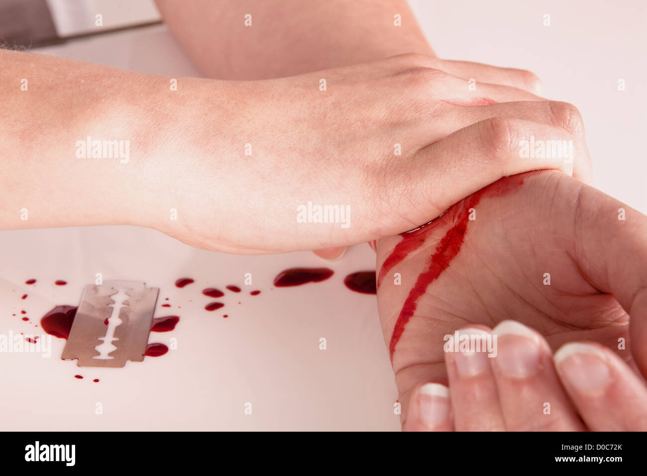 Tentative de suicide d'un poignet et de la main sanglante Banque D'Images