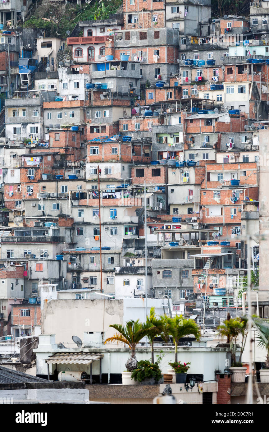 Vue sur la ville de Rio de Janeiro, montrant favelas ou bidonville sur la colline, à Rio de Janeiro, Brésil, Amérique du Sud. Banque D'Images