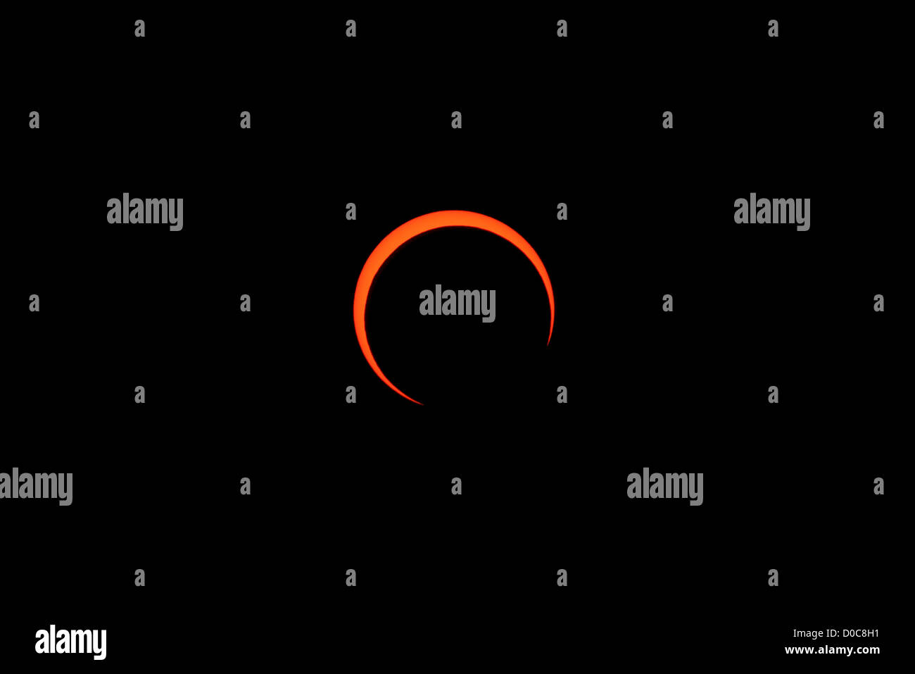 Une phase de l'éclipse solaire annulaire du 20 mai 2012, est considérée dans ce téléobjectif image prise avec un filtre solaire. Banque D'Images