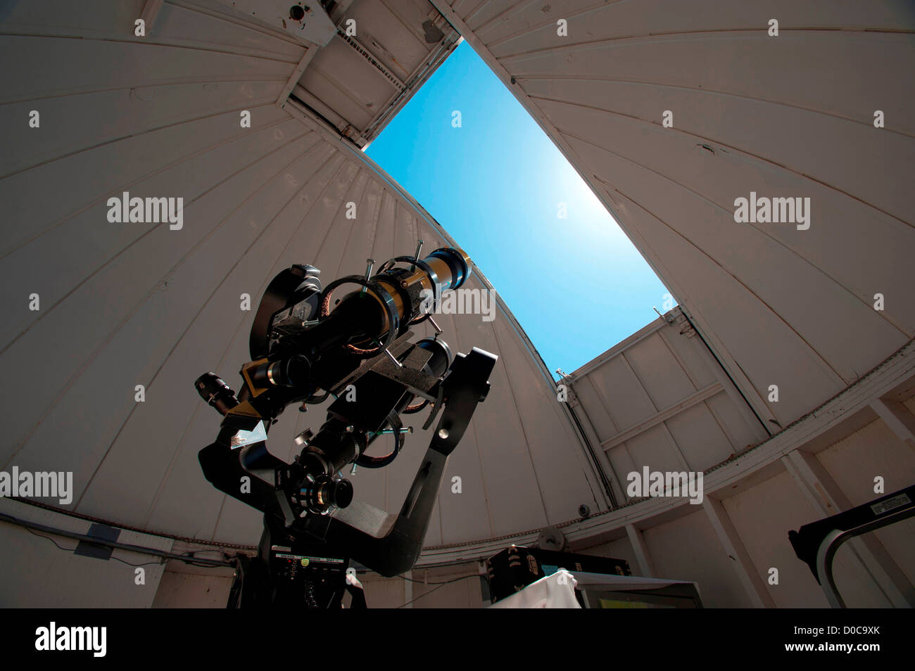Un petit télescope solaire est dirigée vers le soleil à l'Observatoire National de Kitt Peak, en Arizona Banque D'Images