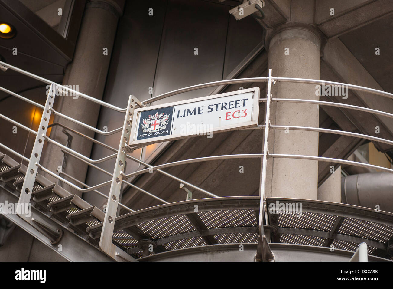 Ville de London EC3 Lime Street road sign on établissement emblématique de détails le bâtiment de la Lloyds aux escaliers de secours escalier garde-corps caméra de surveillance Banque D'Images