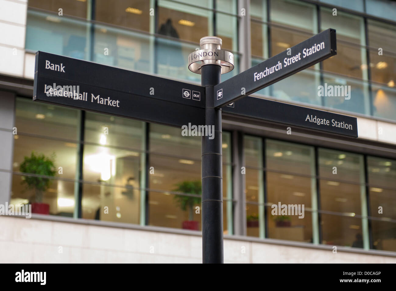 Ville de London London Road sign piétons Banque signes Leadenhall Market Algate & Station Fenchurch Street tfl contemporain moderne bureau bureaux DLR Banque D'Images