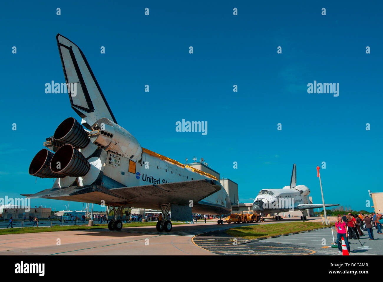 Les navettes spatiales Atlantis (à gauche) Endeavour sont vu garé quelques minutes à l'extérieur du bâtiment d'assemblage de véhicules. Ils sont en cours de Banque D'Images
