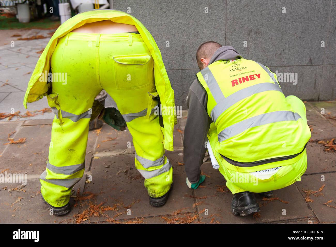 London City Riney travailleurs britanniques ouvriers jour lumineux Glow  dayglo bretelles montrant builders bas bum réparer la réparation des  trottoirs de la chaussée Photo Stock - Alamy