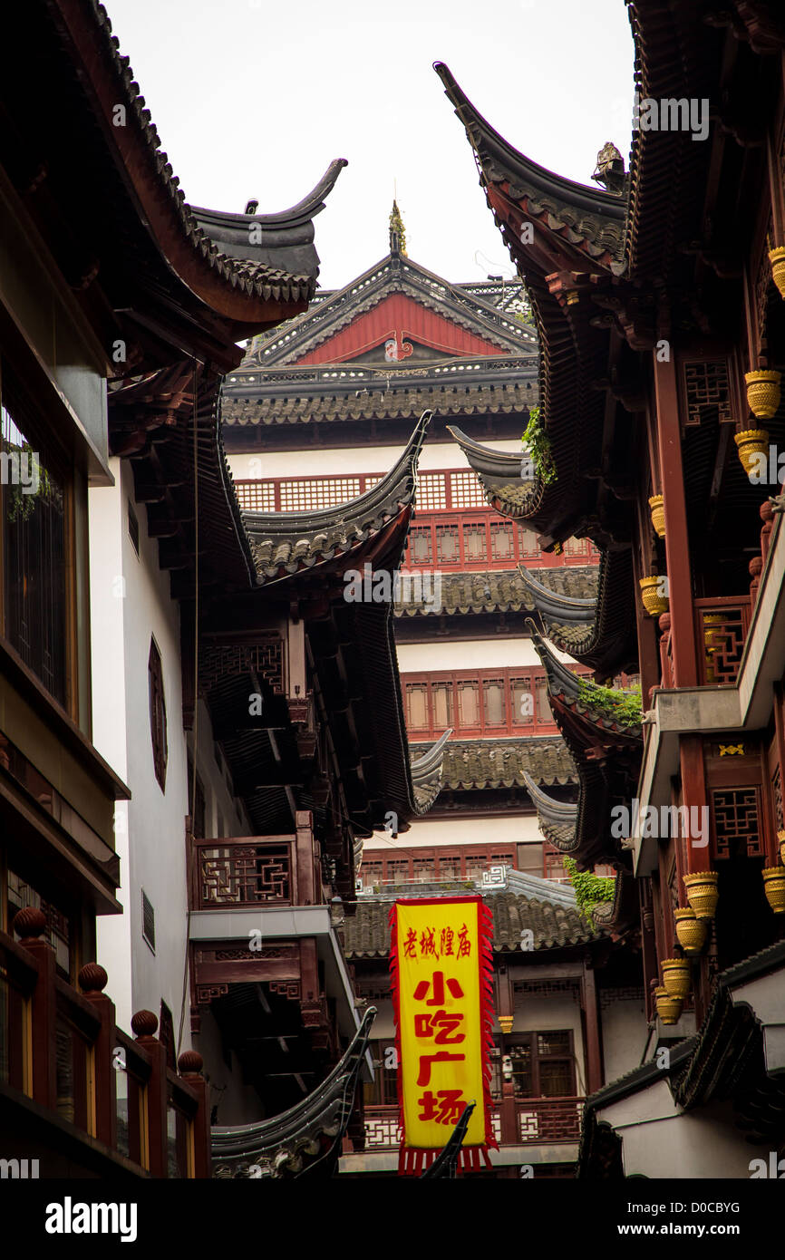 Vue sur le toit de style chinois Yu Yuan Gardens bazaar à Shanghai, Chine Banque D'Images