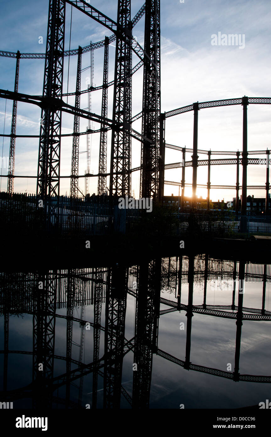 18 novembre 2012 à Hackney. Les détenteurs de gaz vide découpé sur un ciel d'automne. Banque D'Images