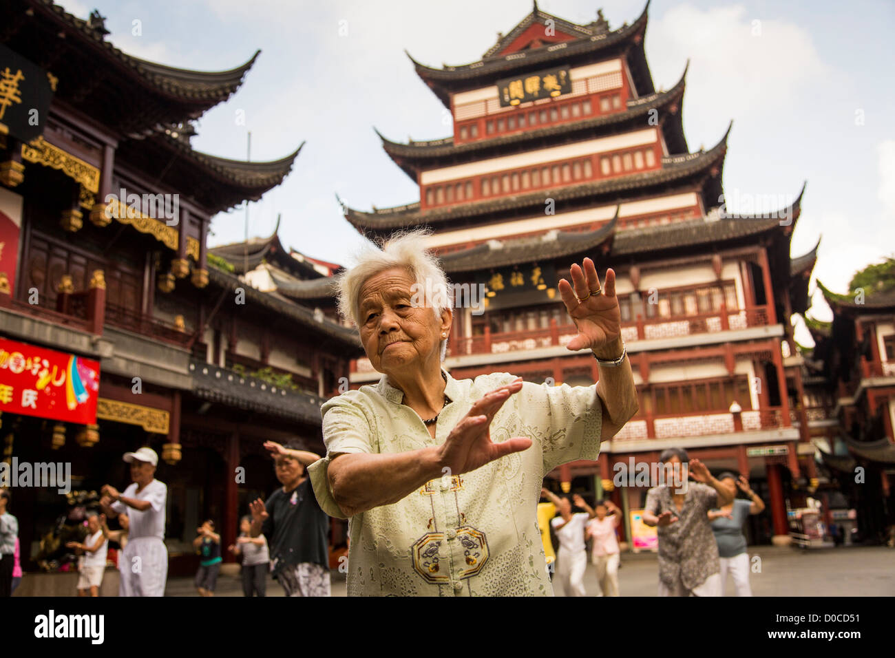 Les femmes âgées pour pratiquer le Tai Chi en Jardins Yu Yuan bazar Shanghai, Chine Banque D'Images