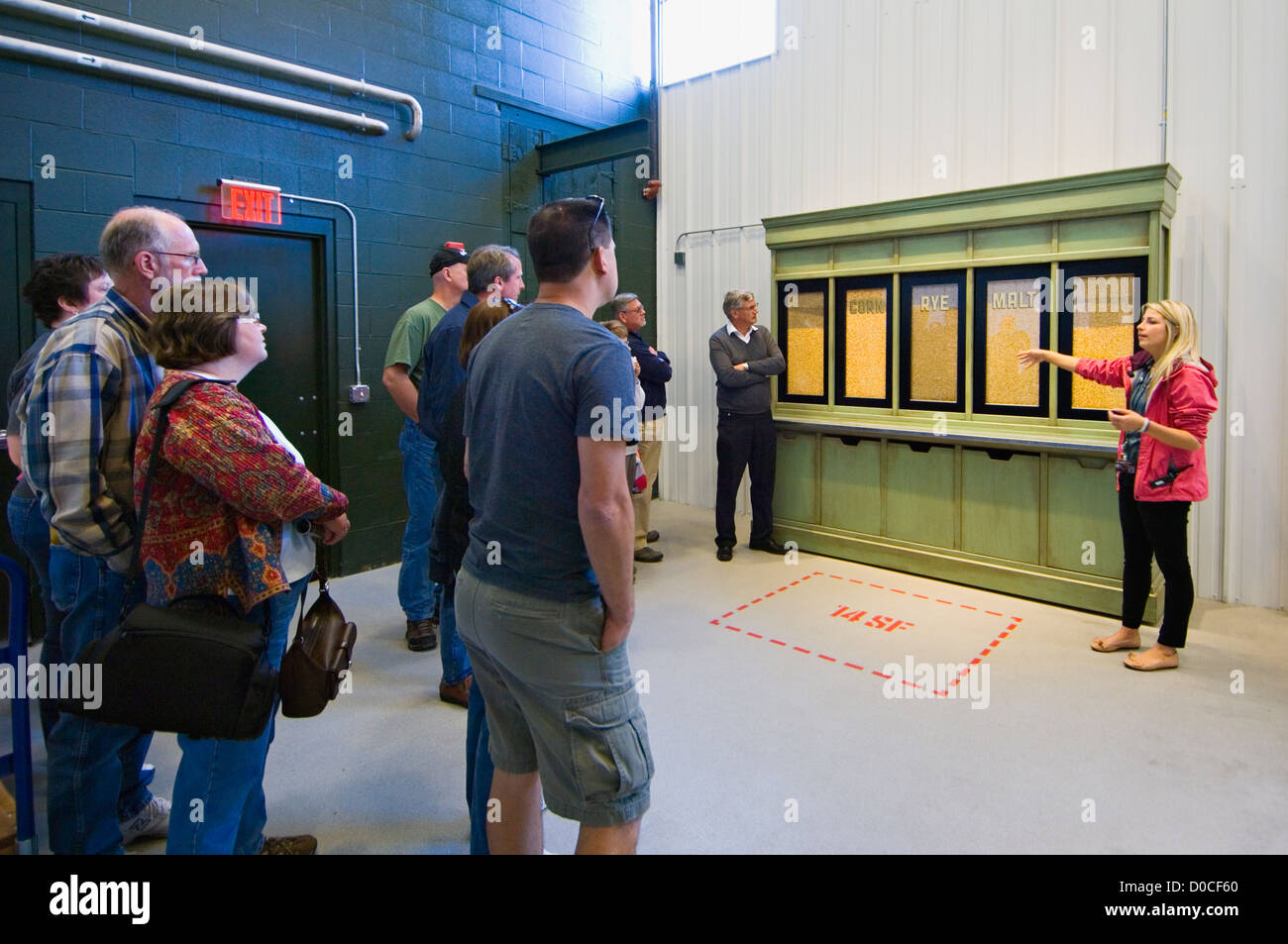 Tour Guide Parlant des céréales utilisées dans la fabrication de whisky Bourbon Jim Beam Distillery in Clermont, New York Banque D'Images