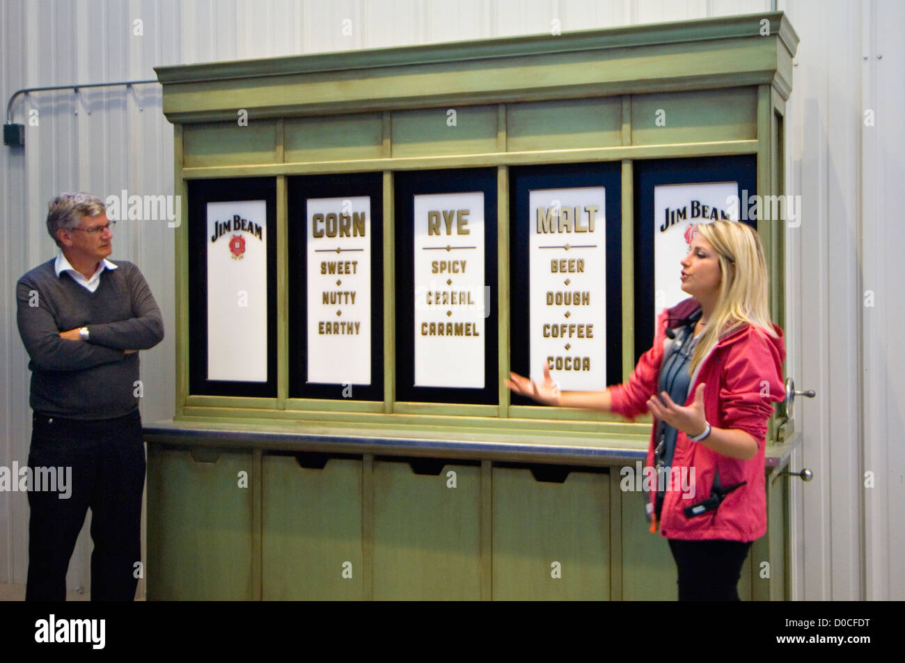 Tour Guide Parlant des céréales utilisées dans la fabrication de whisky Bourbon Jim Beam Distillery in Clermont, New York Banque D'Images