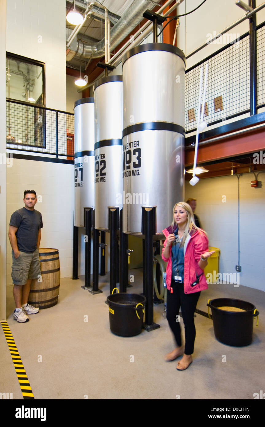 Tour Guide parlant le fermenteur utilisées dans la production de whiskies au Bourbon Jim Beam Distillery in Clermont, New York Banque D'Images