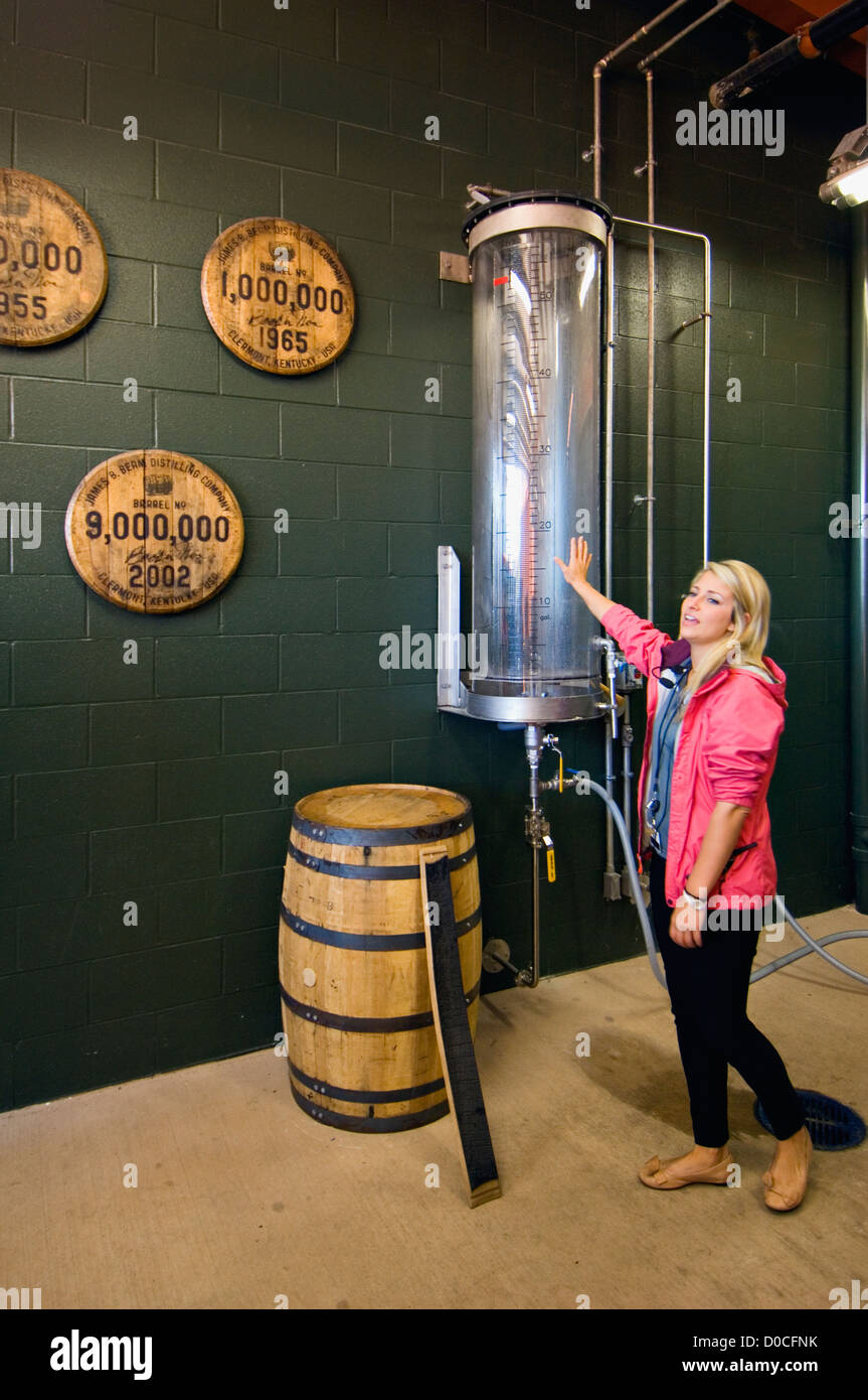 Tour Guide Parlant des fûts de chêne blanc carbonisé utilisé dans la fabrication de Bourbon Jim Beam Distillery en Ohio Banque D'Images