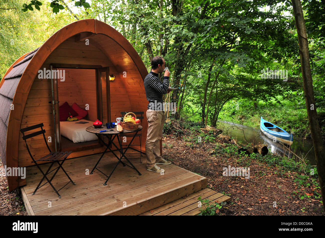 POD BOIS chalet niché AU COEUR DE LA NATURE MAISON DE L'OMIGNON VERMAND  AISNE (02) FRANCE Photo Stock - Alamy