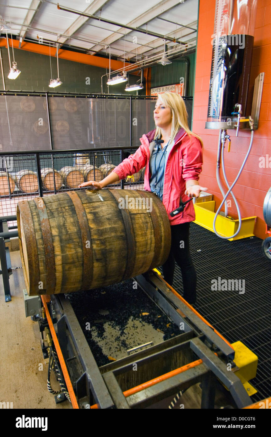 Tour Guide Parlant le vidage de Barrelsof Knob Creek à Bourbon Jim Beam Distillery in Clermont, New York Banque D'Images