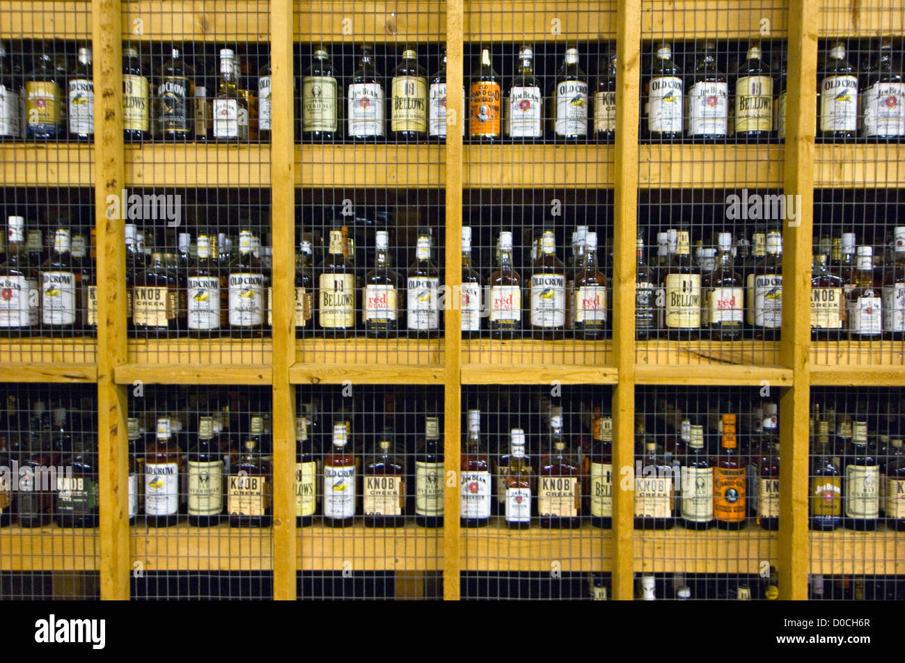 Bouteilles de whisky Bourbon prêt pour l'essai à Jim Beam Distillery in Clermont, New York Banque D'Images