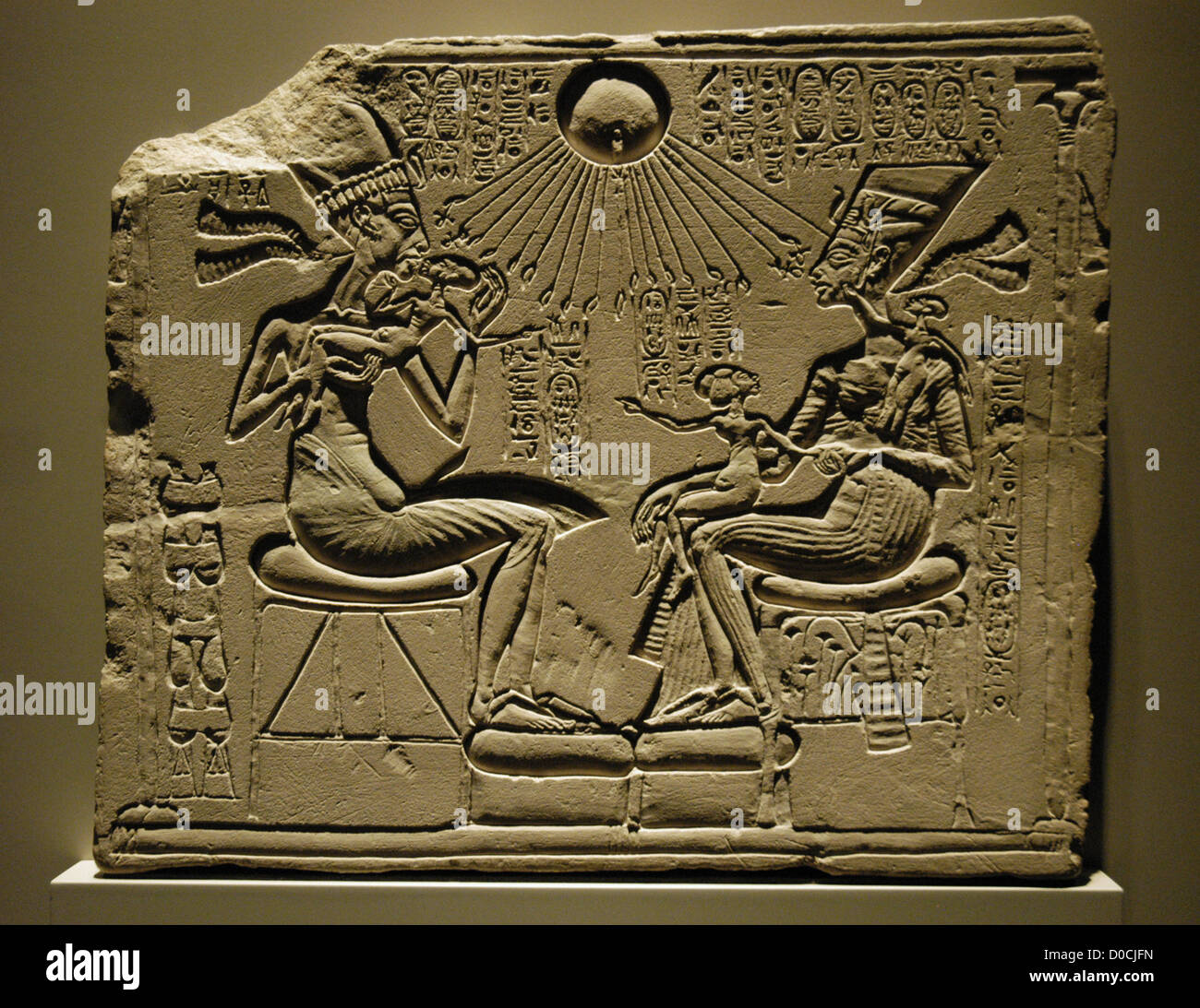 L'art égyptien une maison autel représentant Akhénaton, Néfertiti et trois de leurs filles. Le soulagement. Nouveau Royaume. Période amarnienne. Banque D'Images