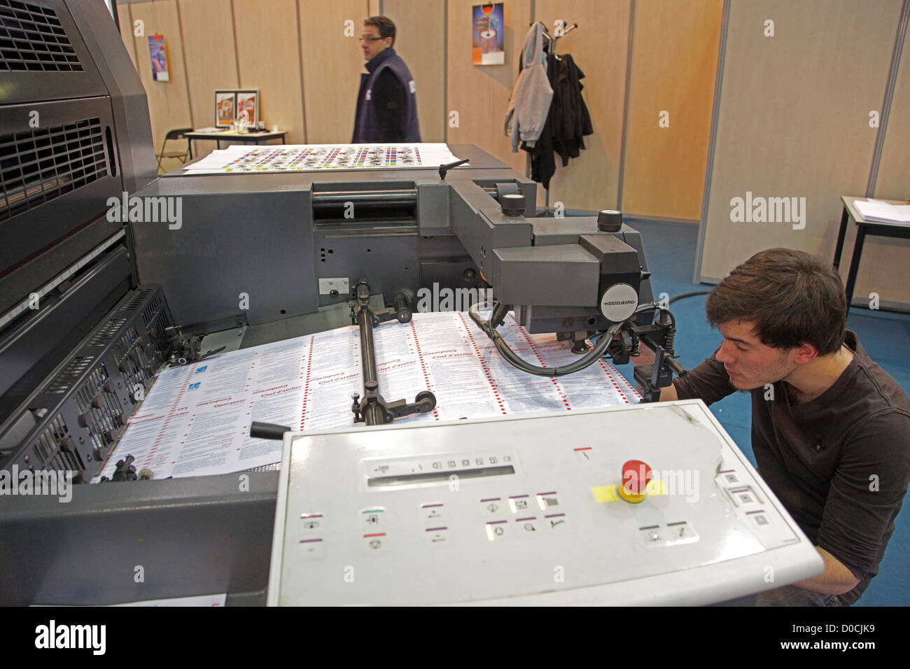 En étudiant l'impression ARTS GRAPHIQUES 42E OLYMPIADES DES MÉTIERS EN BRETAGNE RENNES FRANCE Banque D'Images