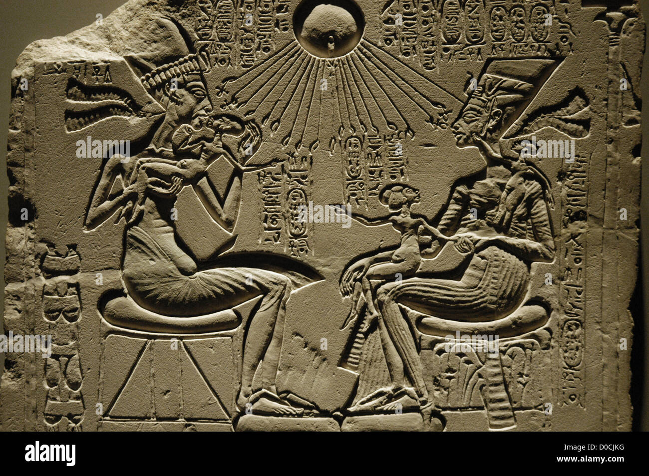 L'art égyptien une maison autel représentant Akhénaton, Néfertiti et trois de leurs filles. Le soulagement. Nouveau Royaume. Période amarnienne. Banque D'Images