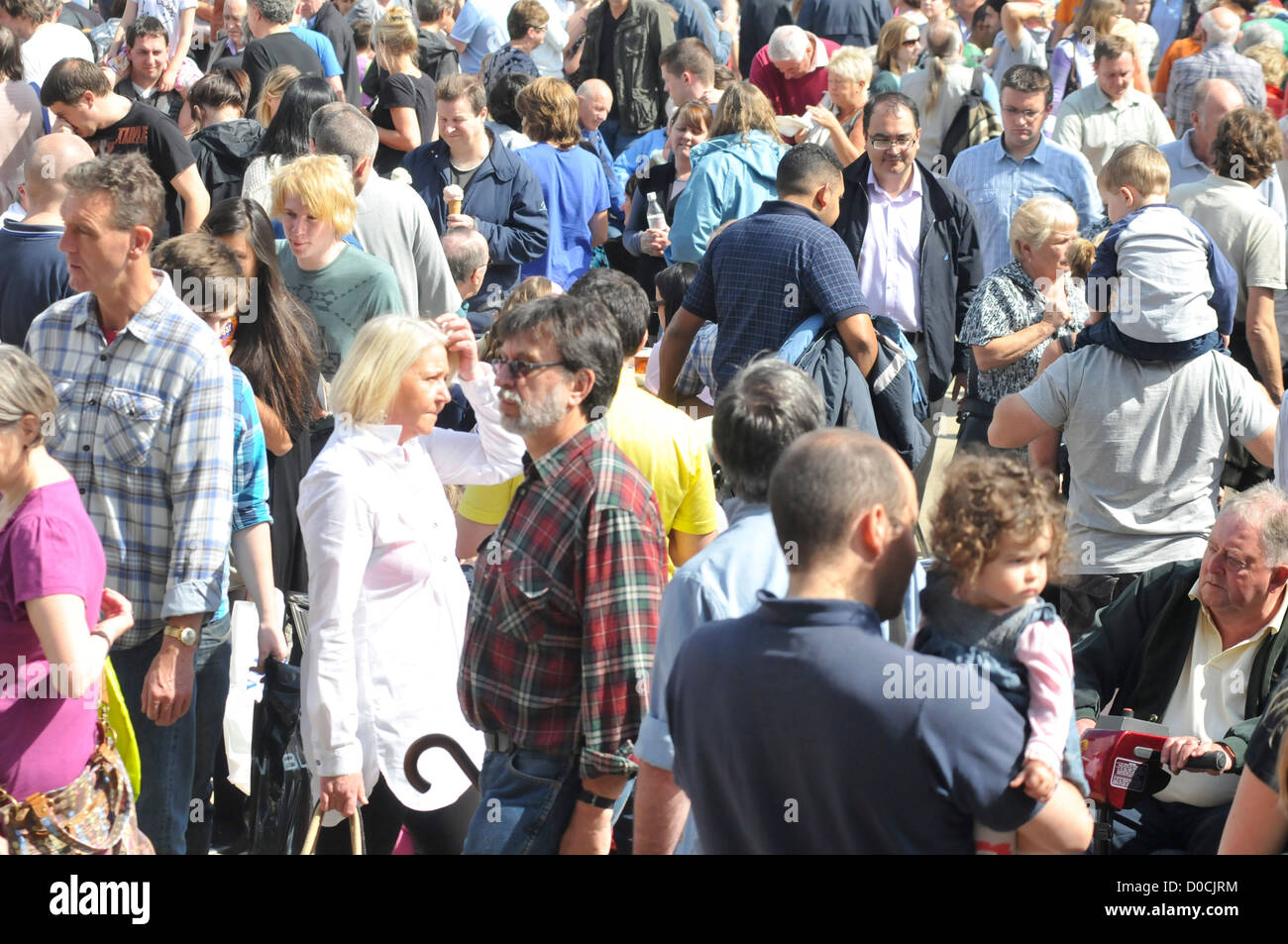 Alimentation et boisson, Huddersfield Festival, St George's Square. Les foules. Les clients Banque D'Images