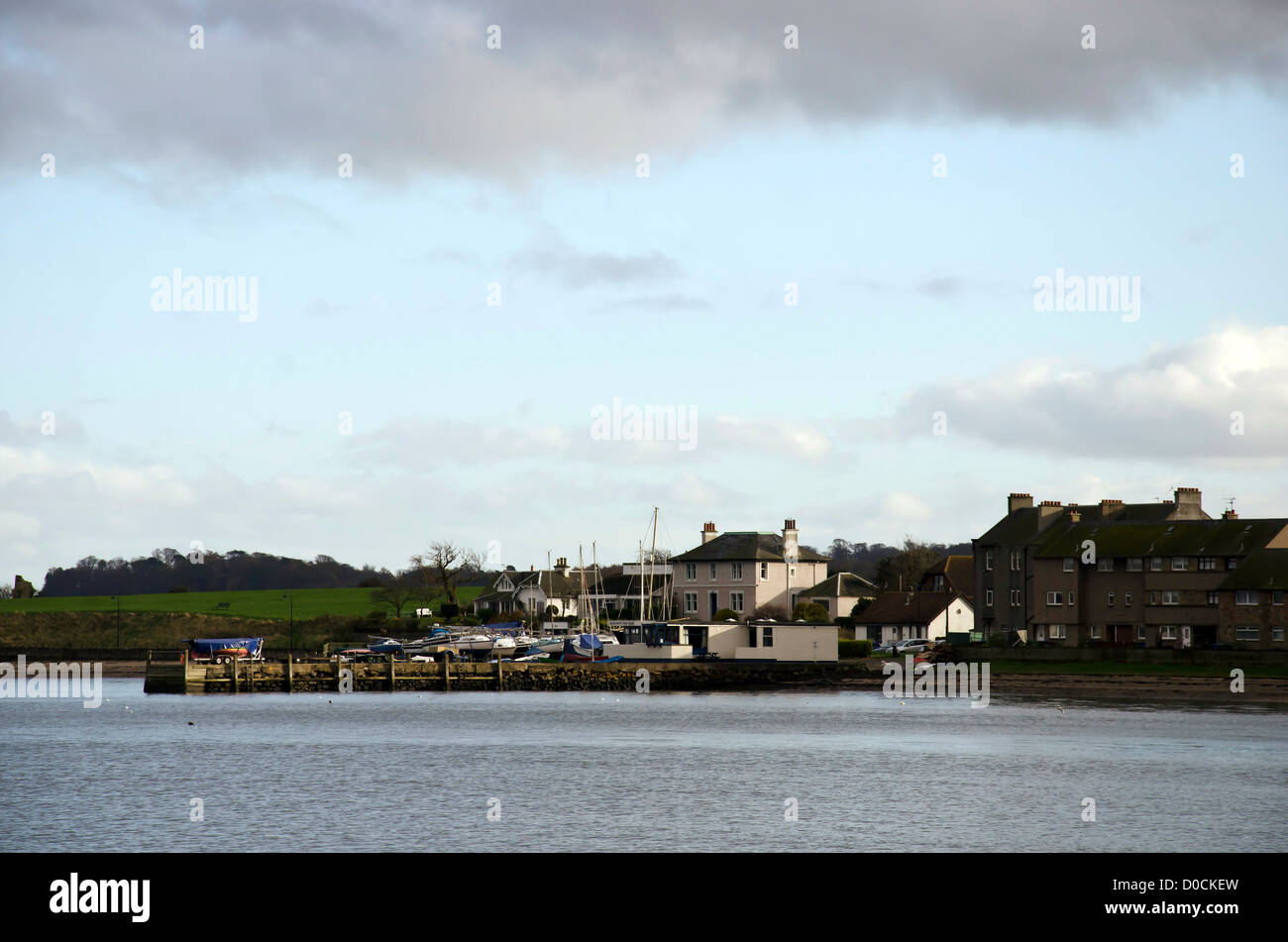 Le village de noirceur sur les rives du Firth of Forth (estuaire du Forth), en Écosse. Banque D'Images