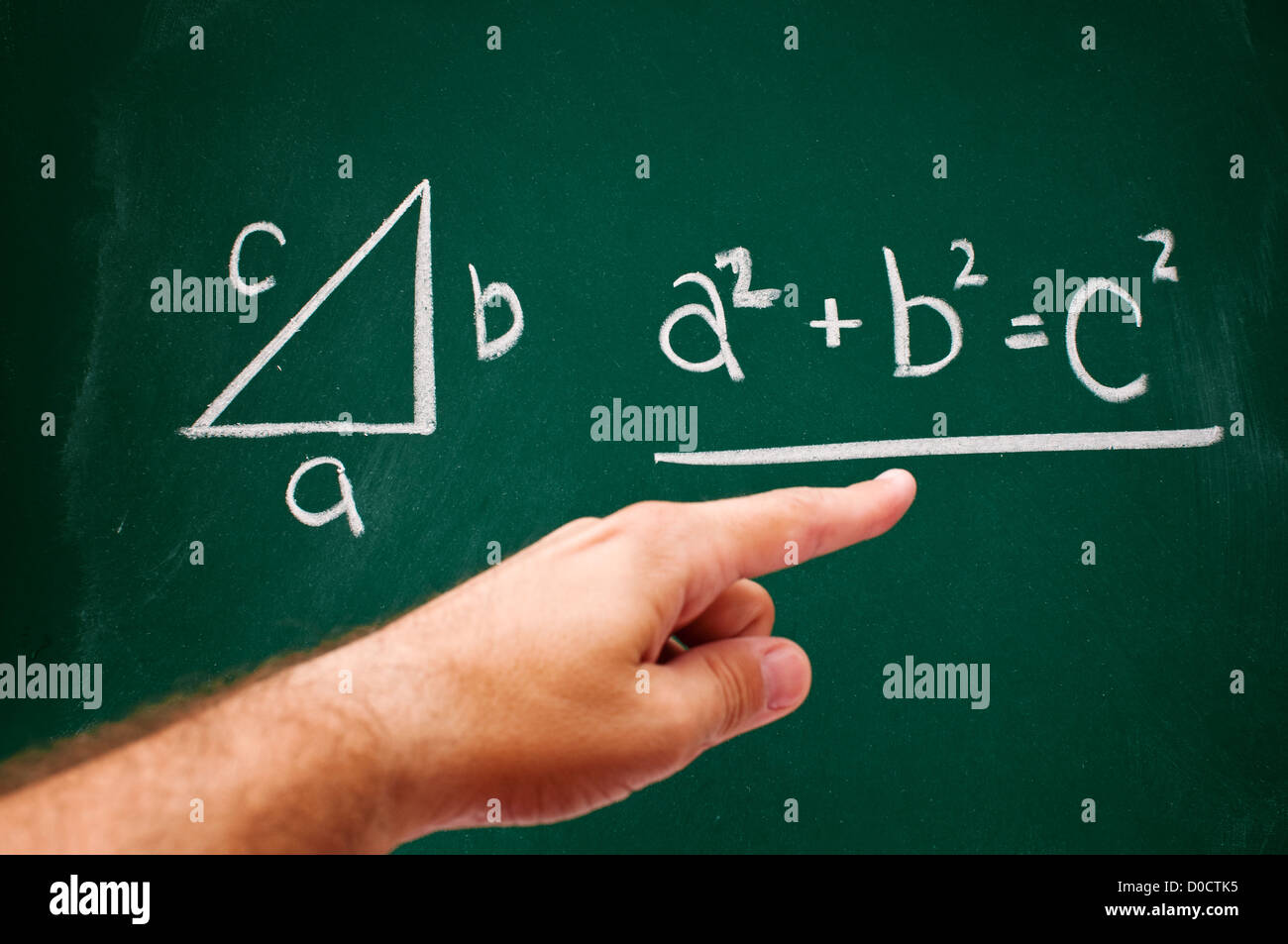 Théorème de Pythagore a esquissé avec craie blanche sur un tableau Banque D'Images
