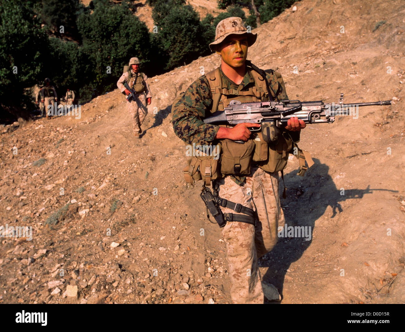 Marines descendre une montagne en Afghanistan dans la province de Kunar dans l'Est Banque D'Images