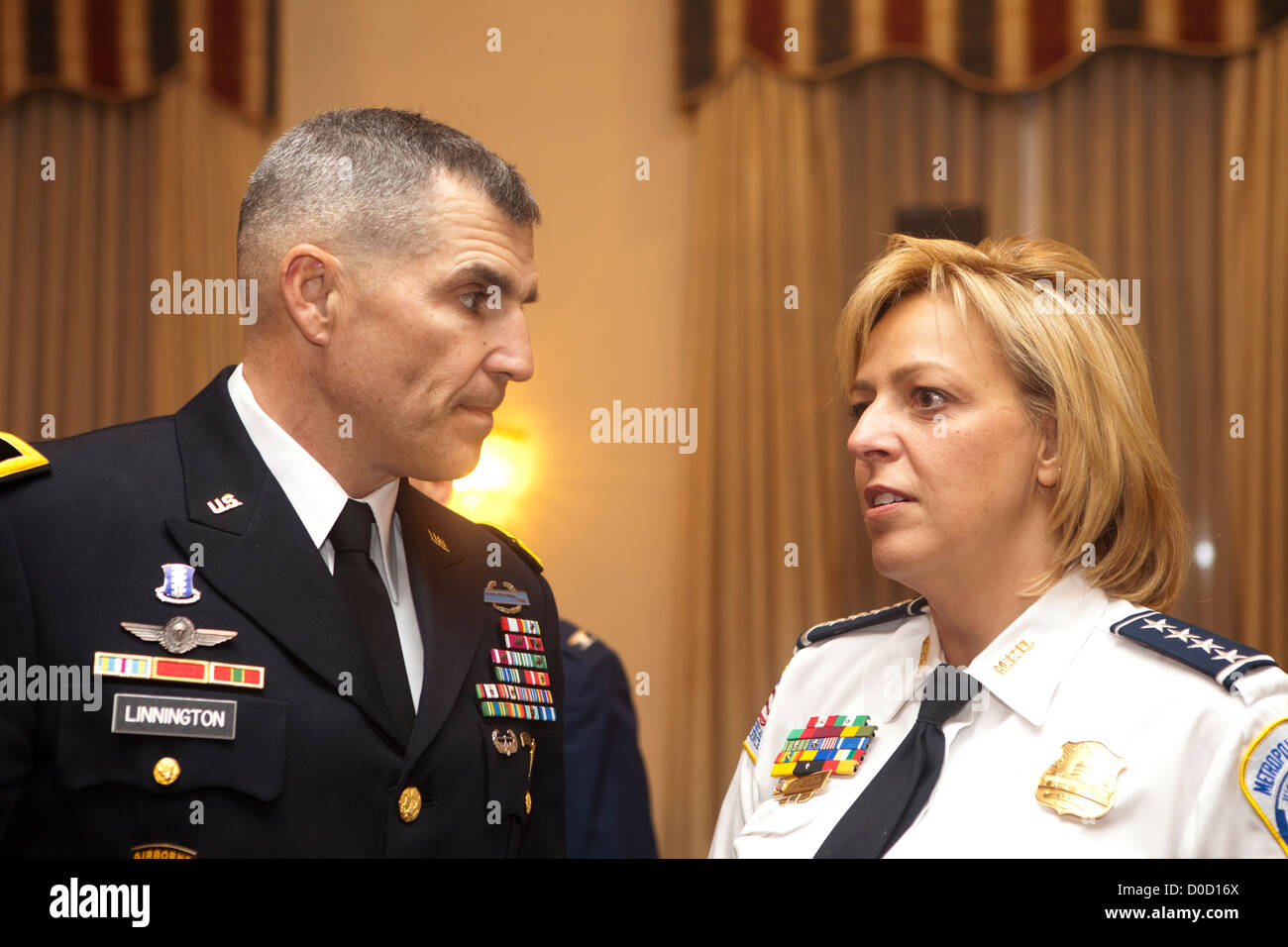 Le Major général de l'ARMÉE AMÉRICAINE Michael S. Linnington, commandant général du quartier général de la capitale et Cathy L. Lani Banque D'Images