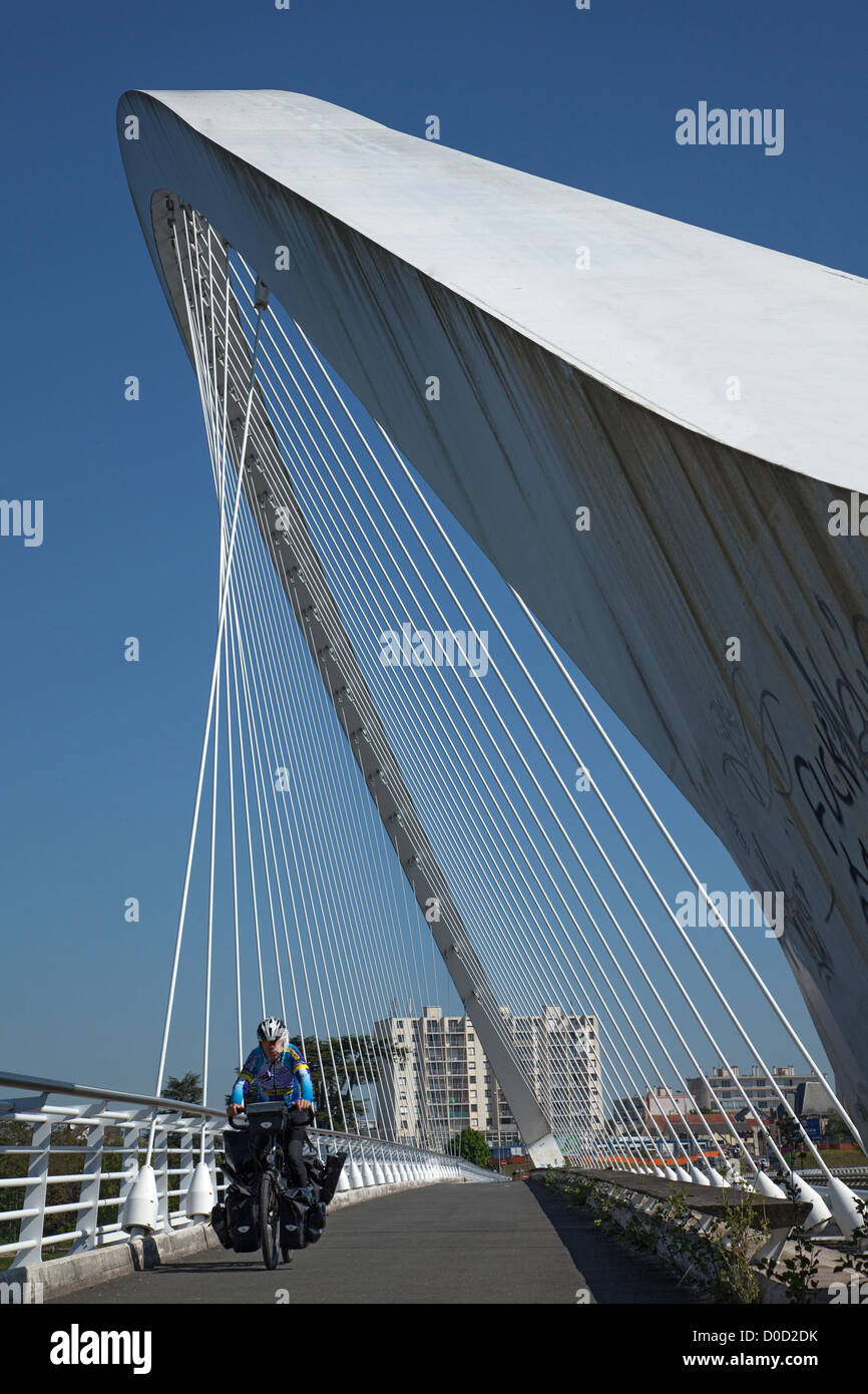 Les cyclistes SUR LE PONT DE L'EUROPE 'PONT DE LOIRE UN VELO' VÉLO CIRCUIT Orléans Loiret (45) FRANCE Banque D'Images