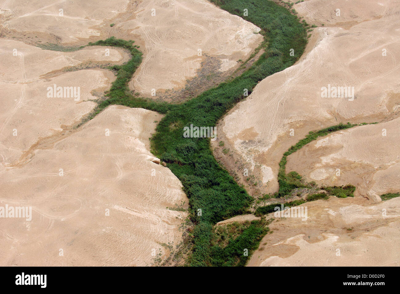 Vue aérienne d'une bande riveraine qui serpente à travers le désert torride, près de la ville d'Haditha en Irak's Al Anbar Province Banque D'Images